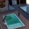 Hermanos caen a una piscina y son rescatados por su padre en dramática escena captada en Brasil