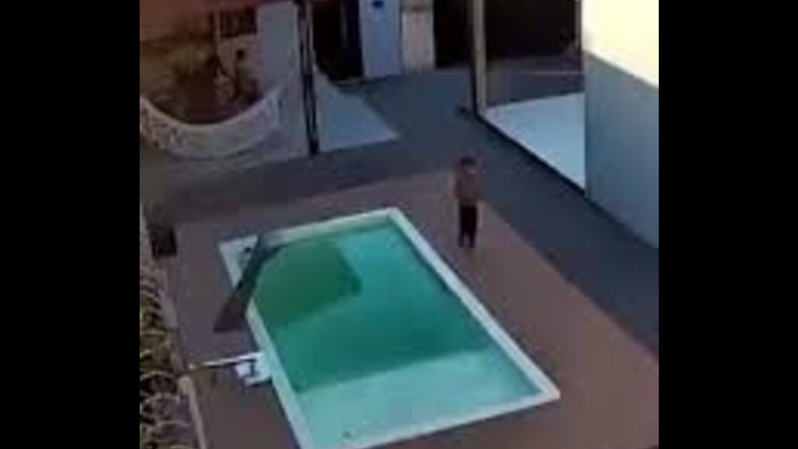Hermanos caen a una piscina y son rescatados por su padre en dramática escena captada en Brasil