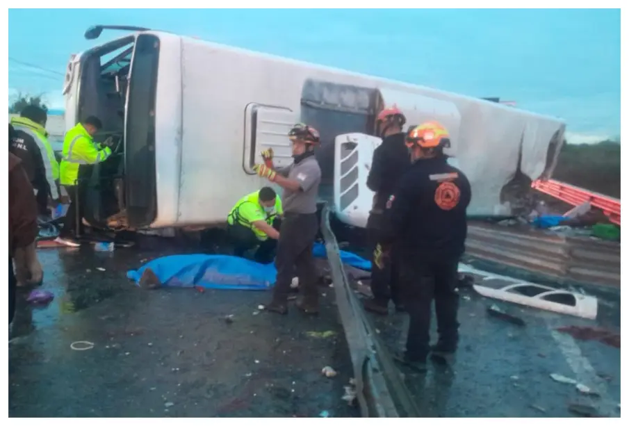 Accidente de camión de pasajeros en Nuevo León deja ocho muertos y 61 lesionados