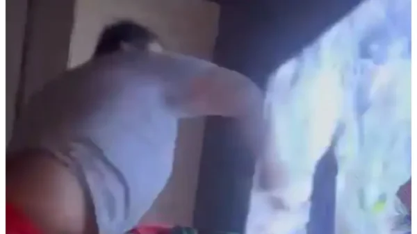 Hombre se viraliza por destrozar su televisor tras fallido penal de ‘Chicharito’ | VIDEO