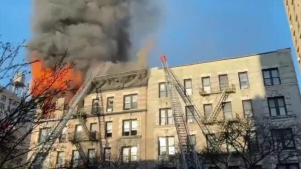 Incendio en edificio de Manhattan deja al menos tres heridos