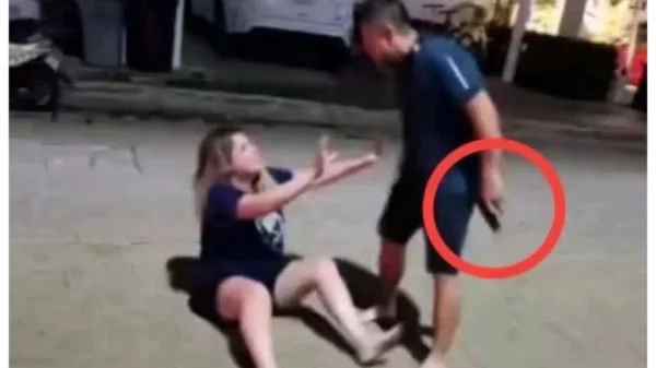 Con arma en mano: juez es captado agrediendo a su pareja en Cancún