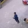 VIDEO: Menor resulta lesionada tras ser atropellada en estacionamiento de mercado en San Cristóbal