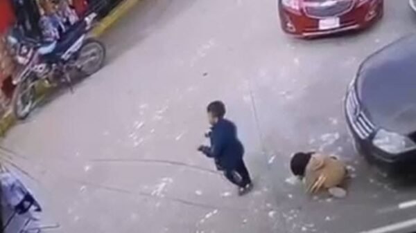 VIDEO: Menor resulta lesionada tras ser atropellada en estacionamiento de mercado en San Cristóbal