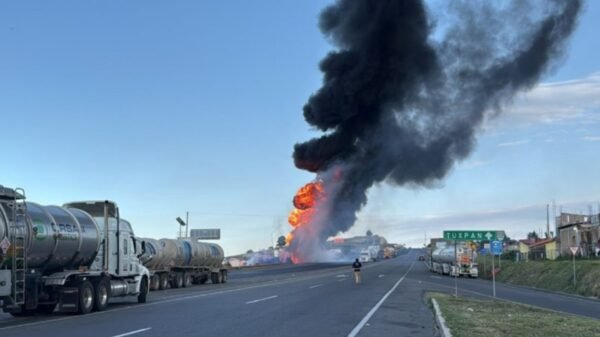 Explota pipa que transportaba combustible en la autopista México–Tuxpan
