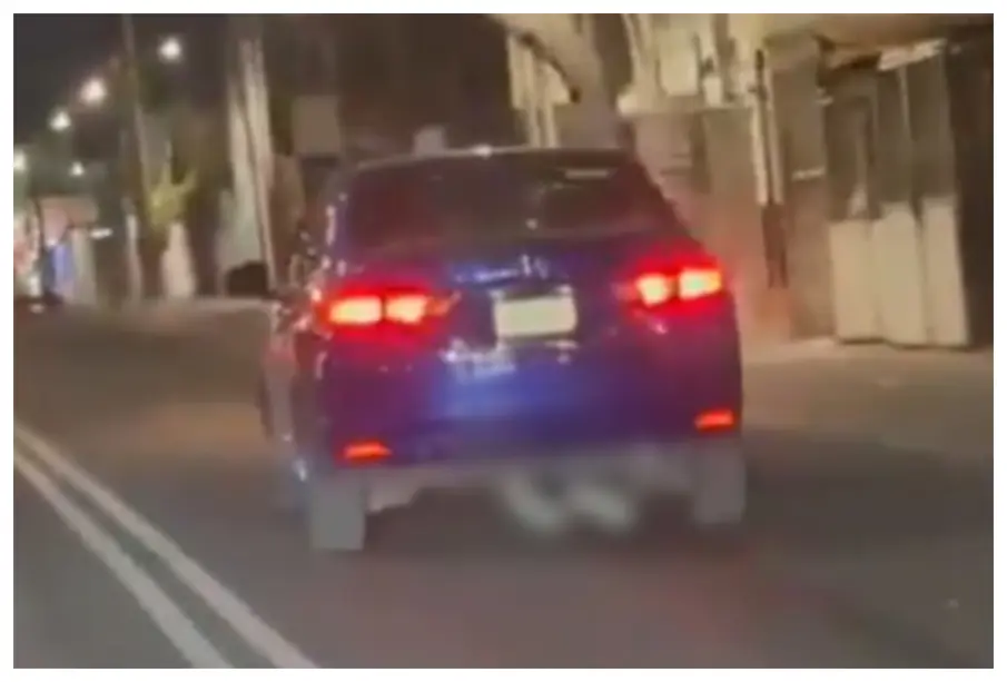 Conductor arrastra a motociclista por más de un kilómetro en Iztapalapa; responsable se dio a la fuga | VIDEO