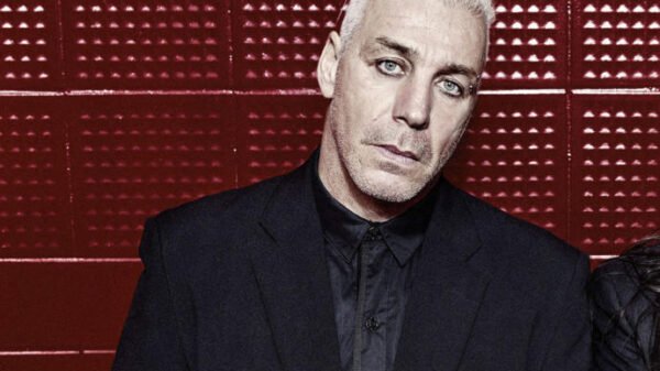 VIDEO: Vocalista de Ramstein sufre percancetras intentar apagar una bengala con la boca