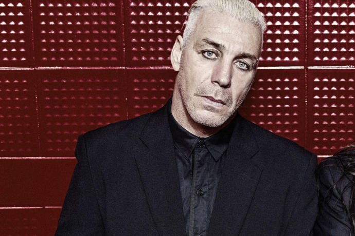 VIDEO: Vocalista de Ramstein sufre percancetras intentar apagar una bengala con la boca