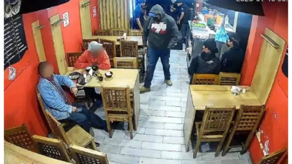 Asaltan a una taquería en Puebla; un comensal muerto y uno más herido | VIDEO