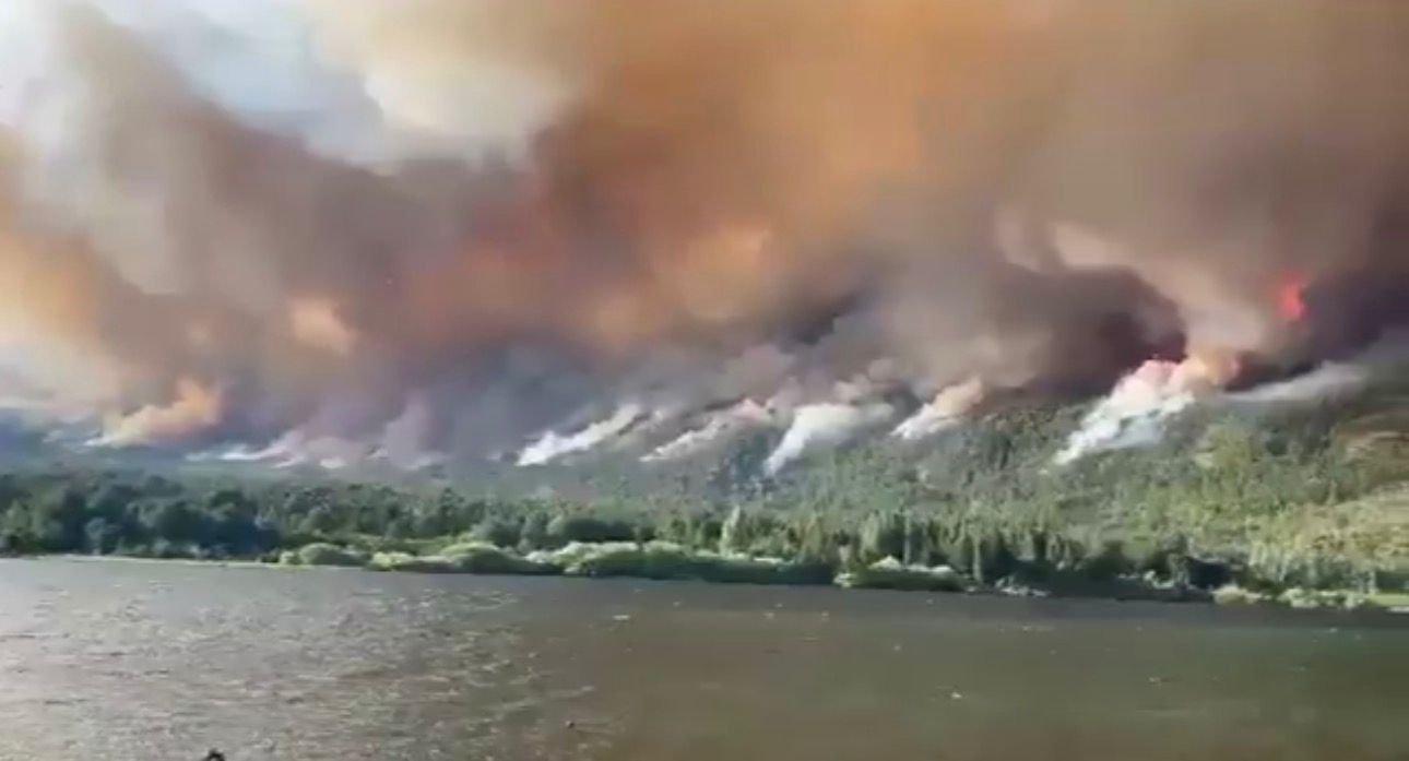 Siguen sin control los incendios en la Patagonia y arrecian críticas contra Milei