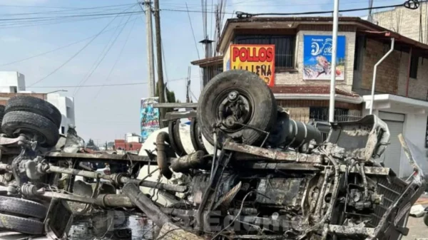 VIDEO: Camión sin frenos provoca fuerte accidente en Almoloya de Juárez