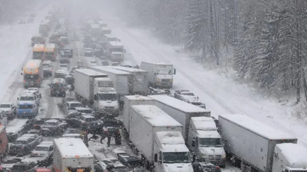 Tormenta invernal provoca choque masivo en Michigan
