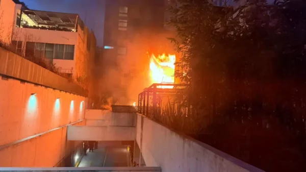 Incendio en edificio de la colonia Condesa y evacuan a 90 personas
