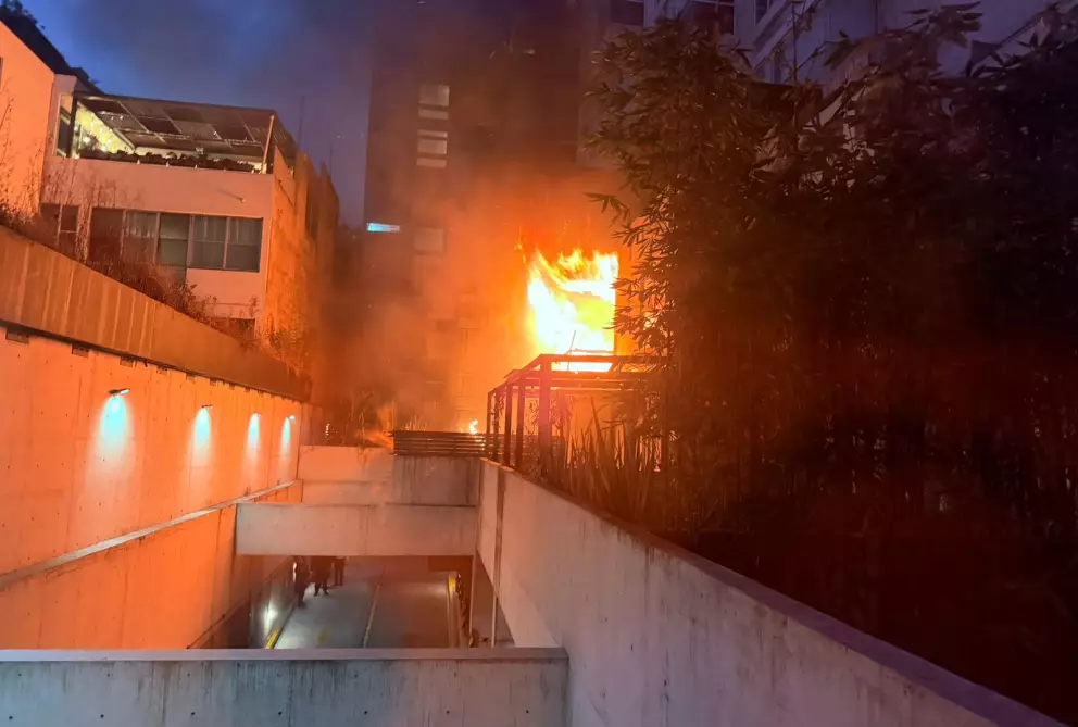 Incendio en edificio de la colonia Condesa y evacuan a 90 personas