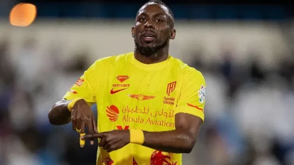 Julián Quiñones anota triplete y supera a Cristiano Ronaldo