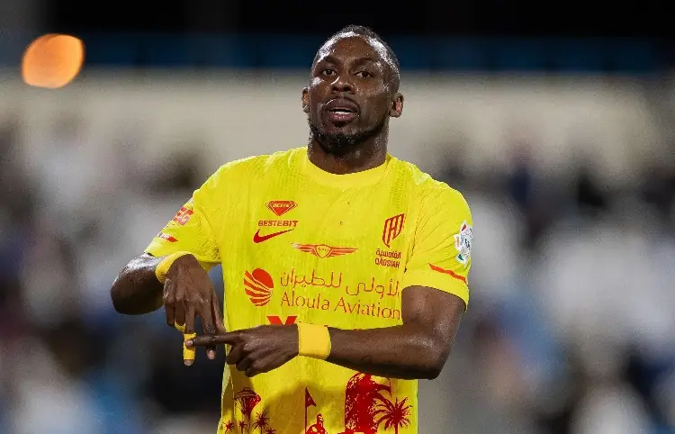 Julián Quiñones anota triplete y supera a Cristiano Ronaldo