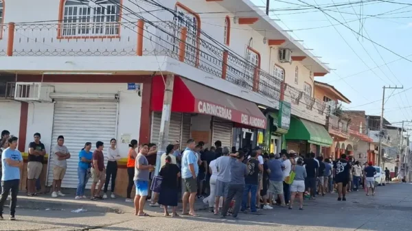 Largas filas para conseguir comida y gasolina en Jalisco, tras hechos violentos por muerte del 'Mencho'
