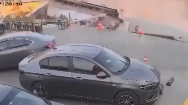 Graban momento exacto en que un socavón se “traga” una gasolinera en segundos