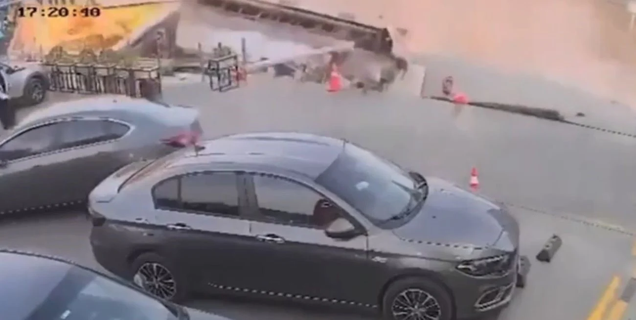 Graban momento exacto en que un socavón se “traga” una gasolinera en segundos