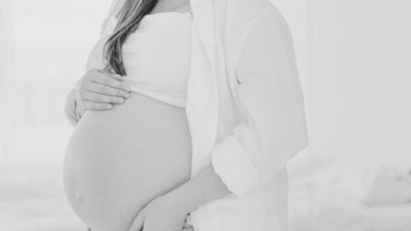 Muere hija de 3 años de influencer tras extraño accidente con caballo