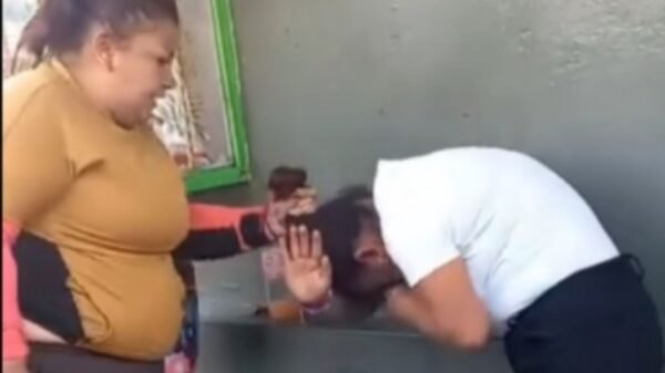 Esposa enfrenta a presunta amante en plena vía pública.