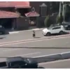 Joven cruza corriendo avenida de Monterrey y es atropellada; autoridades investigan lo ocurrido