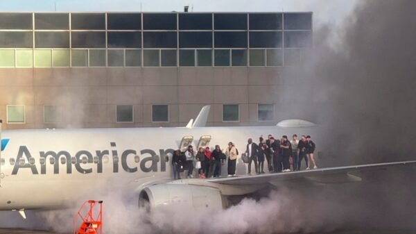 Evacuación de emergencia en aeropuerto de Estados Unidos tras falla en avión de American Airlines