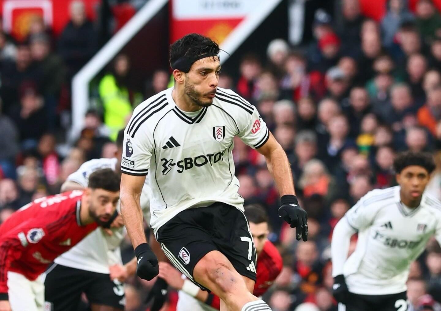 Doblete de Raúl Jiménez le da triunfo al Fulham