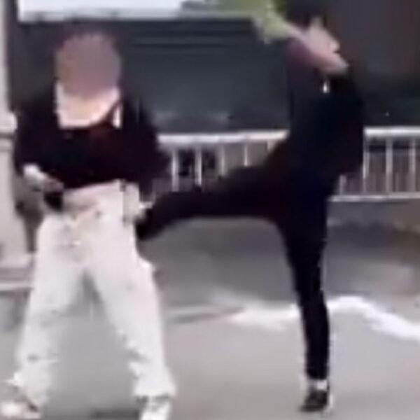 Adolescente agrede brutalmente a su mamá por no comprarle un videojuego | VIDEO