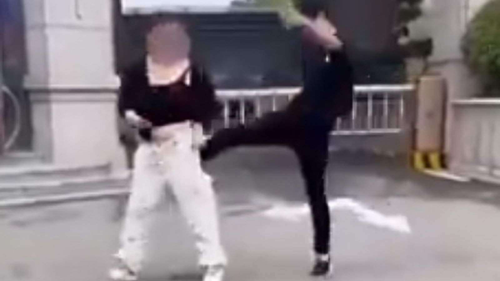 Adolescente agrede brutalmente a su mamá por no comprarle un videojuego | VIDEO