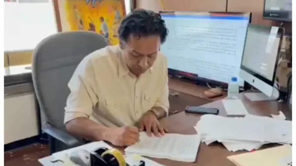 Marx Arriaga sale de la SEP tras casi cuatro días atrincherado