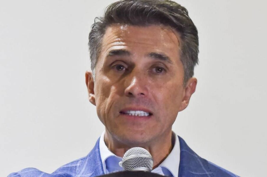 Morena suspende derechos políticos de Sergio Mayer por irse a La Casa de los Famosos