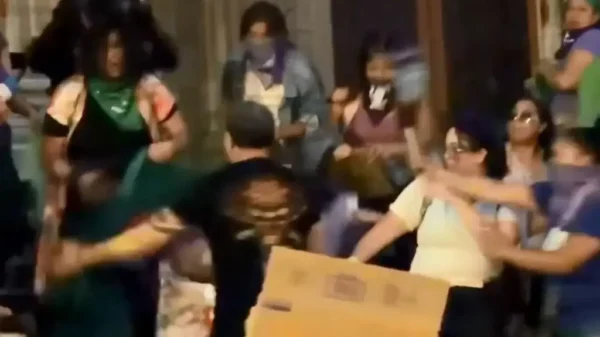 Sujeto agrede a mujeres durante marcha del 8M en Guanajuato