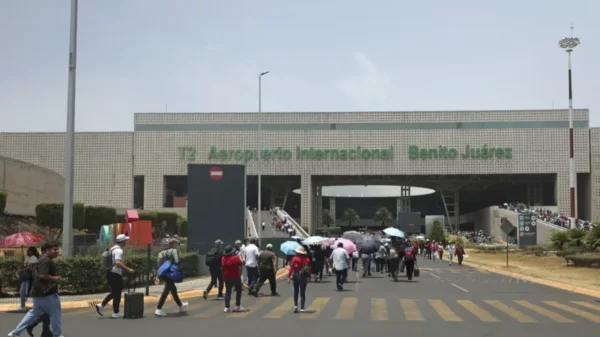 Buscan acuerdo entre taxis del AICM y apps: “ambos tienen derecho a trabajar”