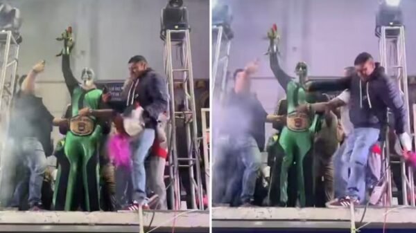 VIDEO: Aficionado cae desde balcón durante entrada de Mr. Iguana en Xalapa, Veracruz