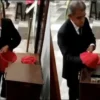 VIDEO exhibe a presunto trabajador robando limosnas en la Catedral de Puebla