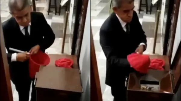 VIDEO exhibe a presunto trabajador robando limosnas en la Catedral de Puebla