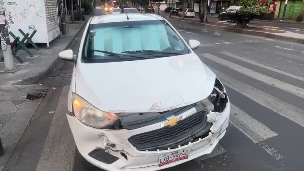 Una mujer lesionada deja choque de un auto y una camioneta de ...