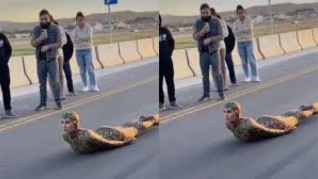 Mujer “therian” se arrastra como serpiente en plena carretera y provoca caos