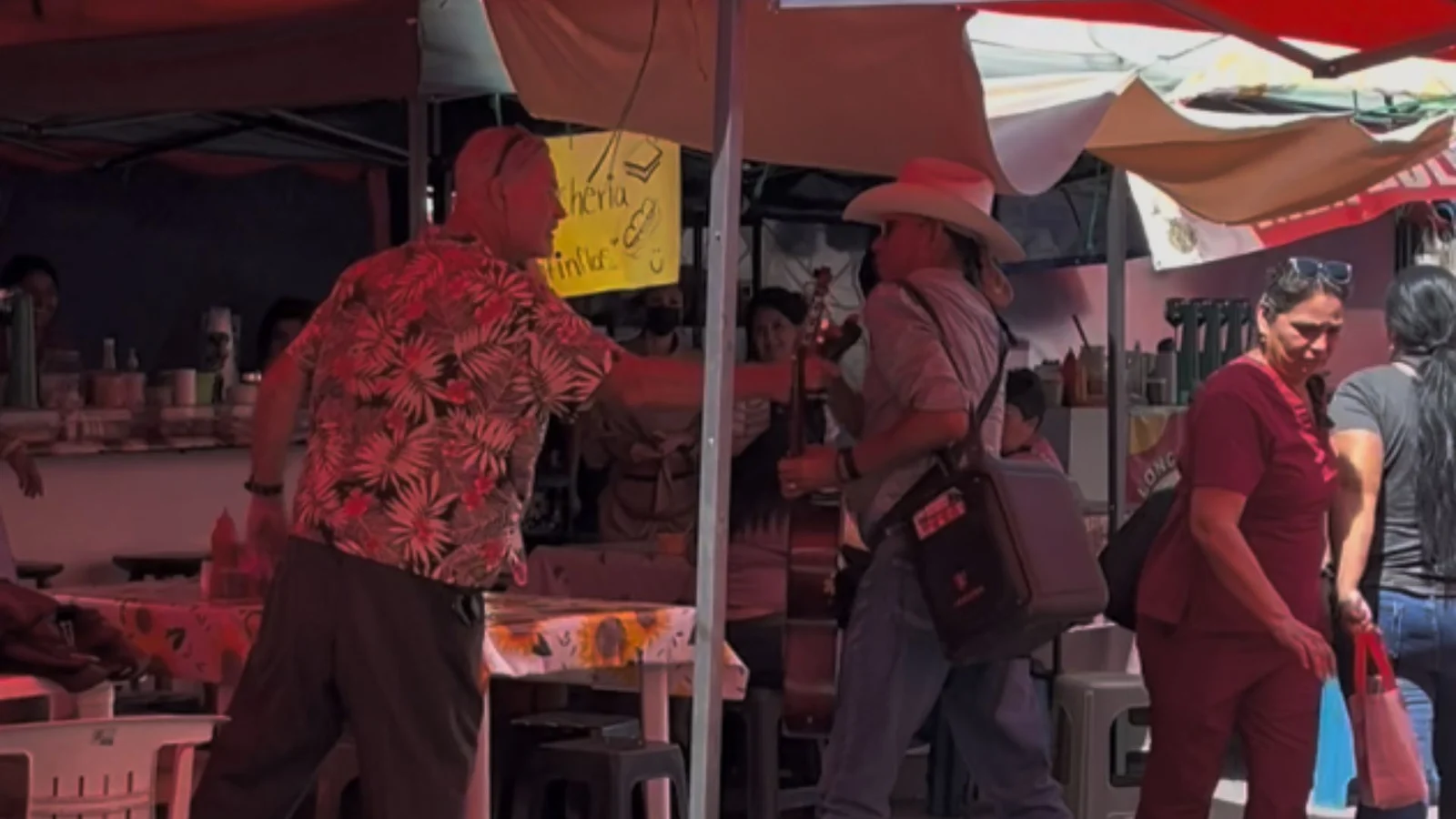 VIDEO: Extranjero agrede a músico en Tepic