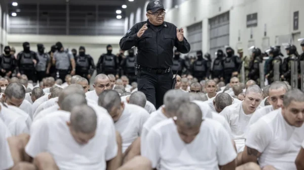 El Salvador propone prisión perpetua para feminicidio