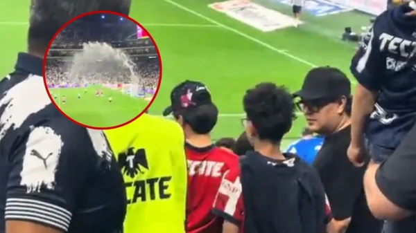 Aficionado regaña a su hijo por lanzar cerveza