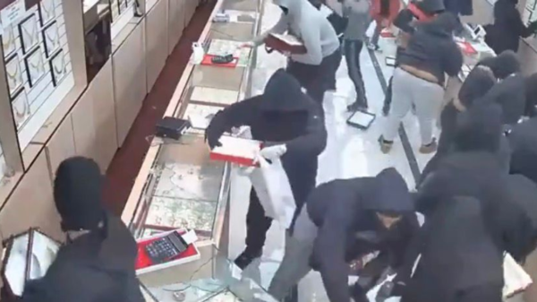 Autoridades revelan robo masivo a joyería en California (VIDEO)