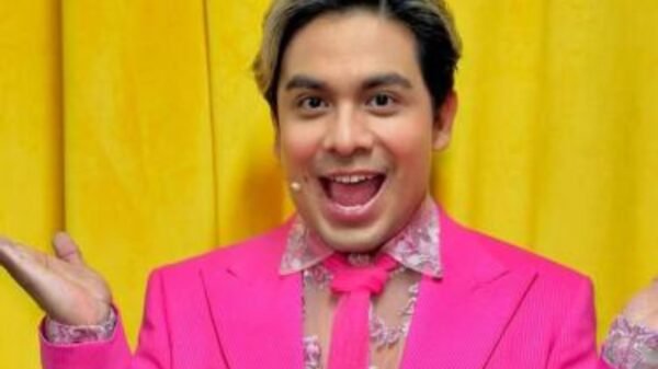 Ricardo Peralta reaparece con el rostro cambiado y desata revuelo en redes