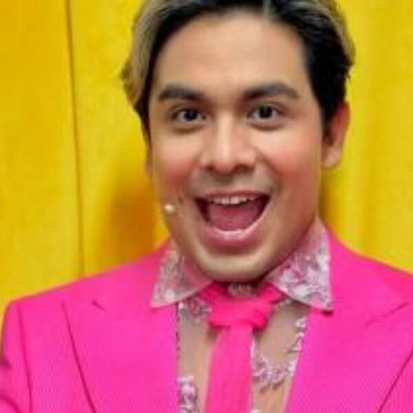 Ricardo Peralta reaparece con el rostro cambiado y desata revuelo en redes