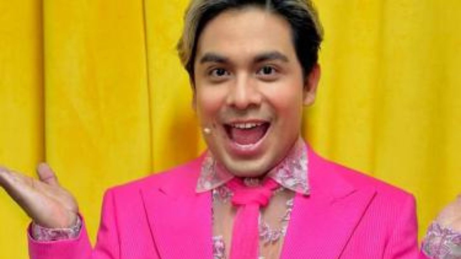 Ricardo Peralta reaparece con el rostro cambiado y desata revuelo en redes