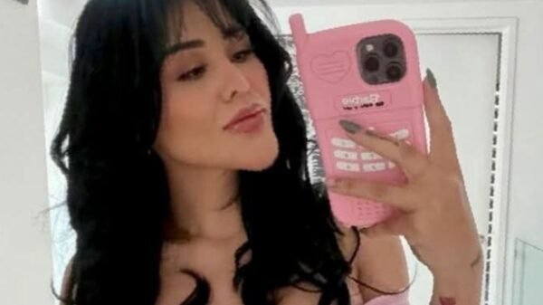 Gomita reaparece vendiendo pastillas para adelgazar y desata polémica en redes