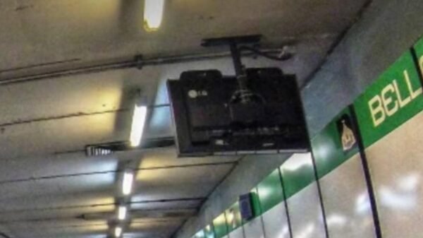 VIDEO: Hombre cae a las vías del metro después de convulsionarse