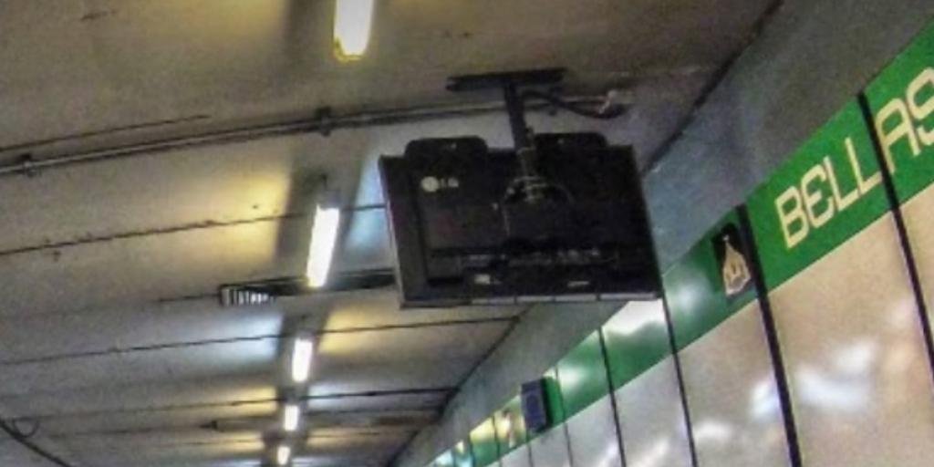 VIDEO: Hombre cae a las vías del metro después de convulsionarse