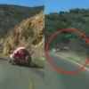 Pipa de gas LP cae a barranco en carretera de Puebla y queda captado en video